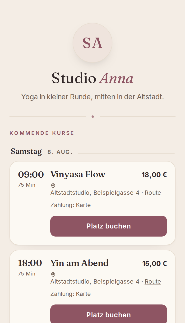 Buchungsseite eines Studios auf dem Handy: Kurse mit Uhrzeit, Dauer, Ort, Preis und dem Knopf Platz buchen.